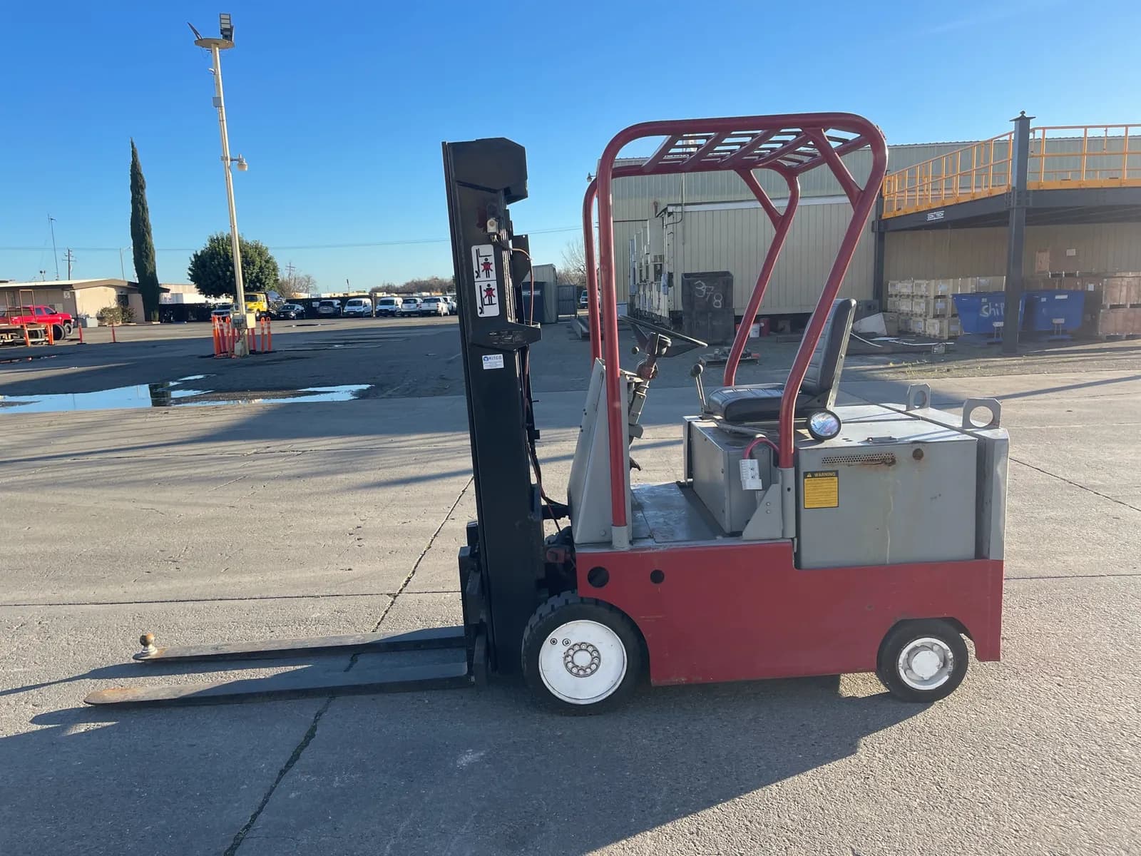 electric-forklift-mq9jznjv