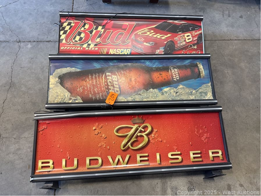 3-budweiser-illuminated-advertising-signage-barware-mm27h9tc