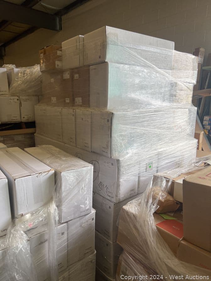 huge-pallet-of-mixed-bathroom-lighting-fixtures-600118