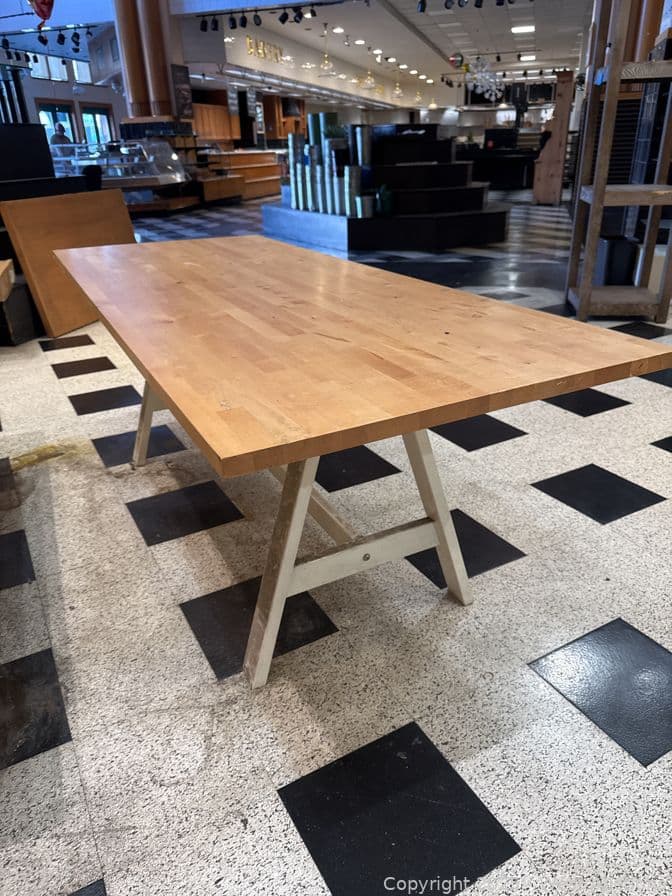 wood-and-steel-table-582465